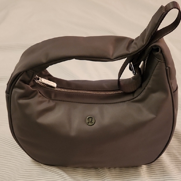 City Essentials Shoulder Bag 4L - Picture 1 of 8